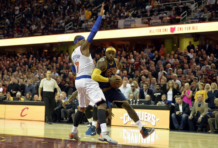 LeBron marcato da Carmelo Anthony. Reuters